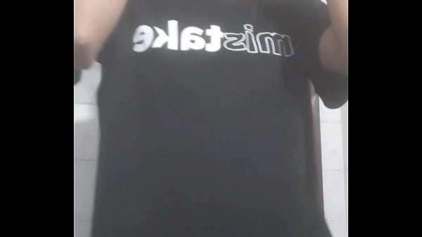 Exibindo meu cuzinho virgem, putinha sedenta pra foder.