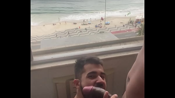 Mamando com gosto essa piroca de 27 cm com essa vista linda da praia (Completo no RED)