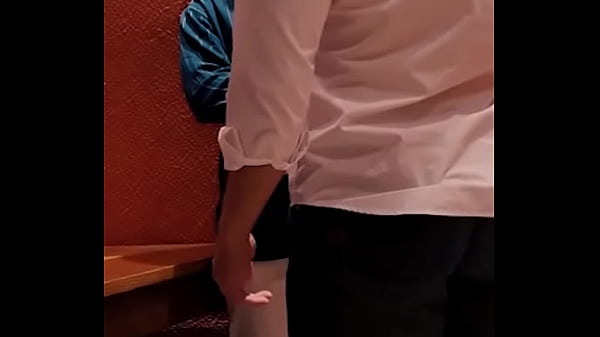 Mi compa hetero despechado por su novia me folla en el bar