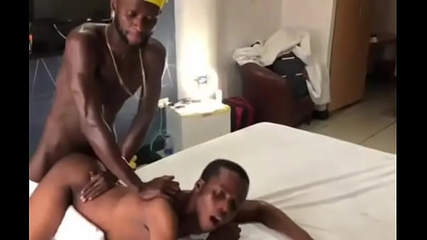 moleque veio pra massagem e ganhou piroca preta no cu e leite