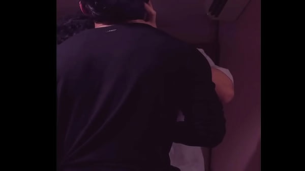 Nos pasamos de tragos en el bar y mi compa hetero de cuarto me folla por primera vez
