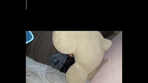 Pendejo de 20 es detonado por un oso maduro con su enorme polla