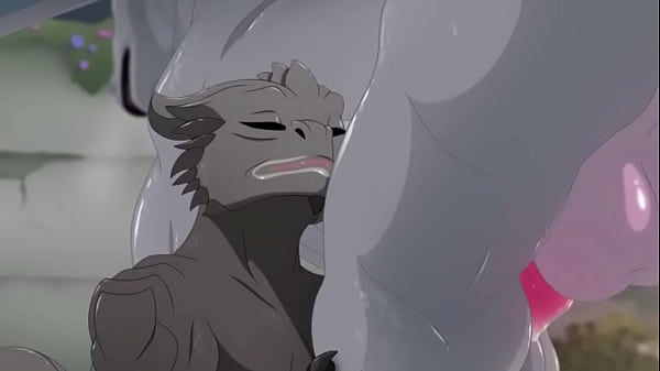 Pequeño dragón se come la herramienta de su amigo