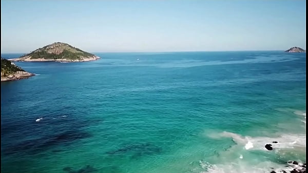 PRAIA DE NUDISMO E OS SAFADOS TREPANDO ATRÁS DAS PEDRAS