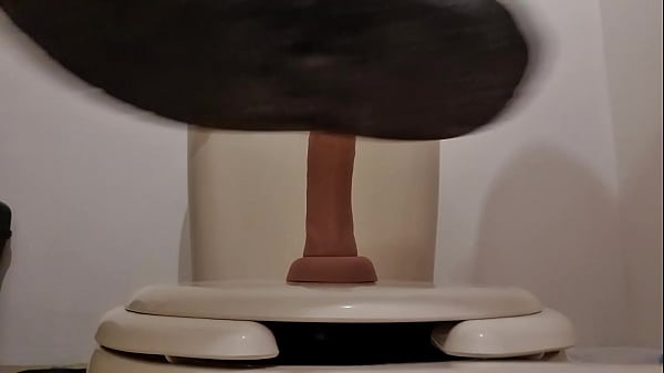 Primera vez que mi culotragon recibe una mano, falsa pero tamaño real.