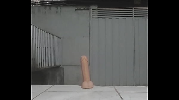 Sentando o cu na rola de borracha