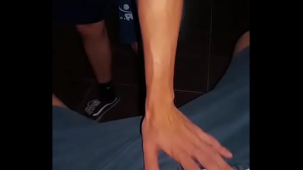 Así sabe la polla de mi cuñado después de unos tragos en el club