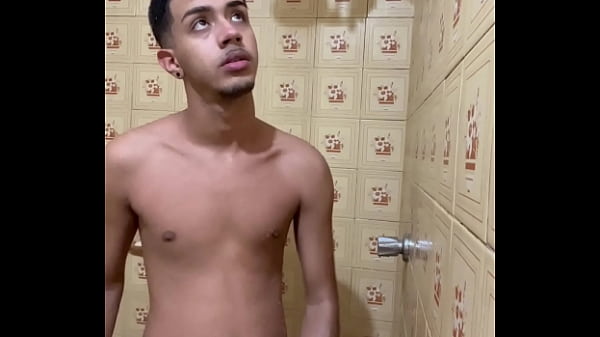 Batendo uma punheta gostosa no banho