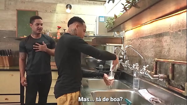 Cunhado folgado veio procurar minha irmã. Falei pra ele ficar a vontade, mas como é folgado ficou pelado. Não resisti e cai de boca. – Free