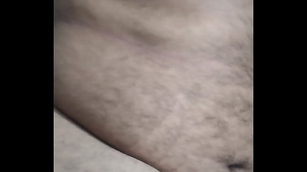 Gordo enseñando sus tetas