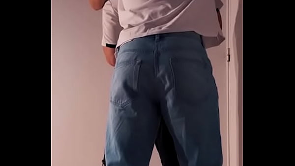 Le chupo el culo al hetero curioso y luego se prende y me folla después de unas copas en el bar