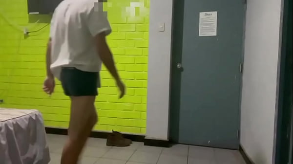 Maduro pide ayuda a recepción de su hospedaje por un problema técnico. El joven de Roomservice acude al llamado del hué…