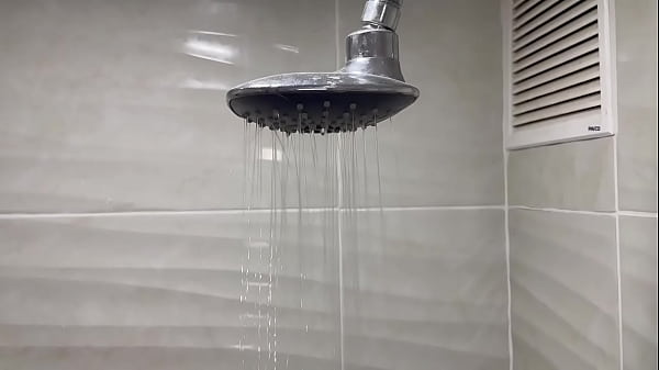 Mi amigo me espía mientras me baño