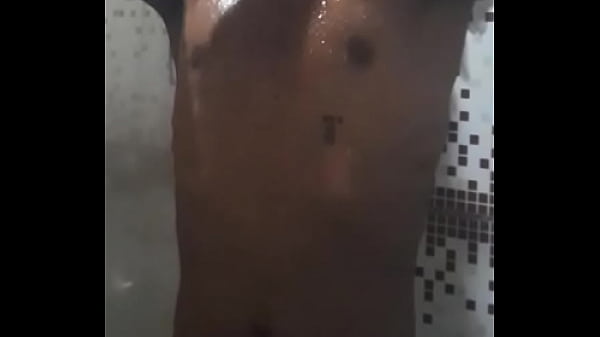 Preto dotado no banho de balde