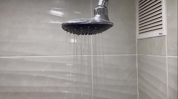 Sexy latino me descubre espiándolo mientras se ducha y me folla duro el culo a pelo
