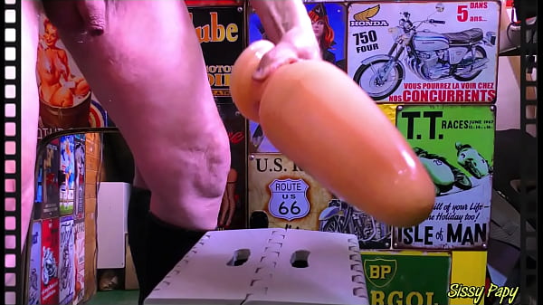 0N Sissy Papy avec un plug Géant