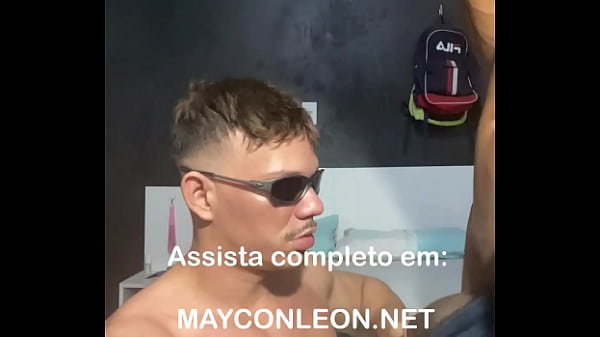 2 DOTADOS NOVINHOS FAZENDO O VIADO GOZAR SEM PEGAR NO PAU