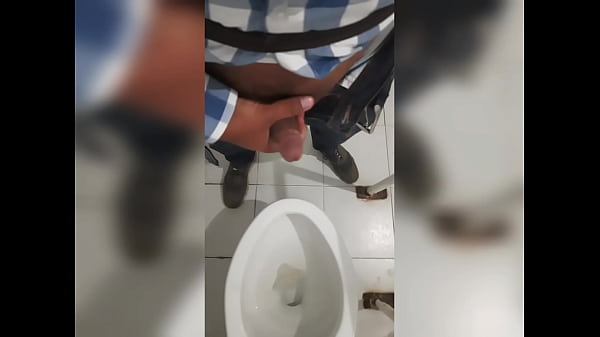 DADDY SE CALIENTA VIENDO TWINKS Y SE MASTURBA EN EL BAÑO DE LA OFICINA twinklovermx