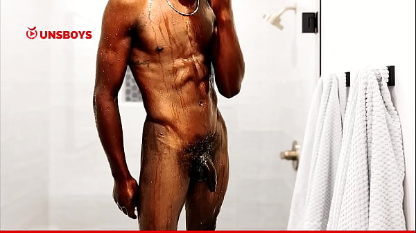 Garoto negro hetero tomando banho na casa do amigo gay
