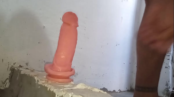 JOVEN SE DESVIRGA EL CULO CON GRAN CONSOLADOR