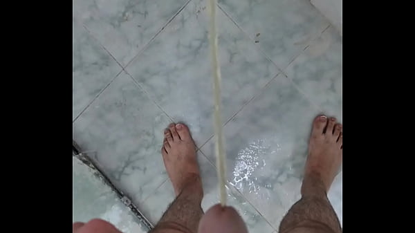 MIJANDO NO BANHO