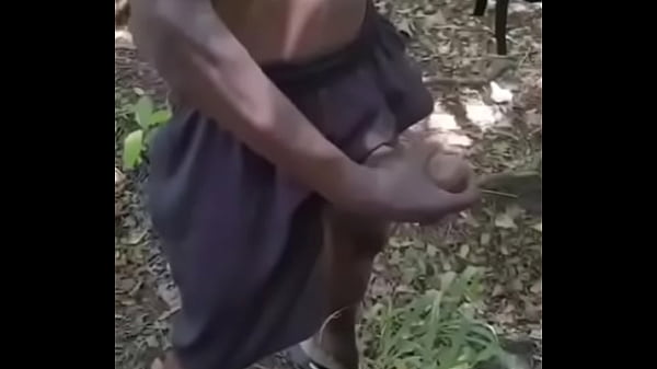 Negão que tomava conta de carro na rua me fudeu gostoso no meu mato, meteu a pica preta sem dó