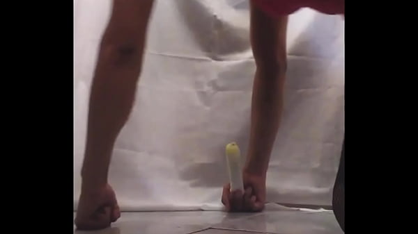 Travesti gosa como loca con el dildo