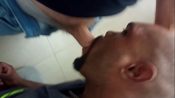 Banheirao trabalhador cansado chupando rola