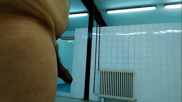 Caminando desnudo en el vestuario