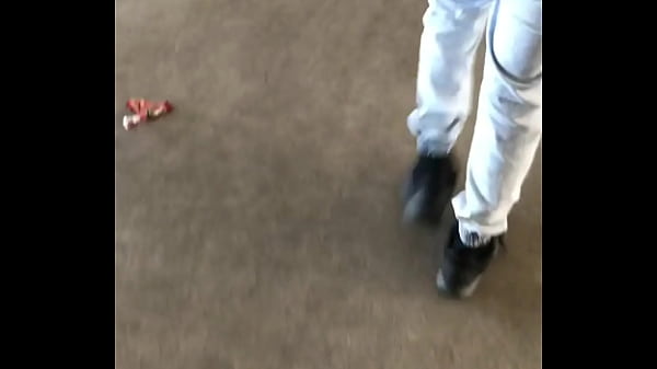 Conheci o mlk no banheiro da estação de trem e acabei mamando gostoso a pica dele