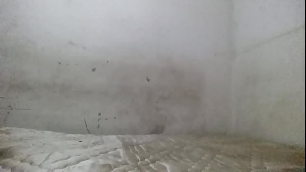 En 4 patas mostrando mi prieto culo