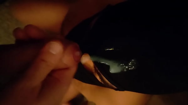 Giovane schiavo in castità e plug fa sborrare sulla sua faccia il suo padrone di passaggio…