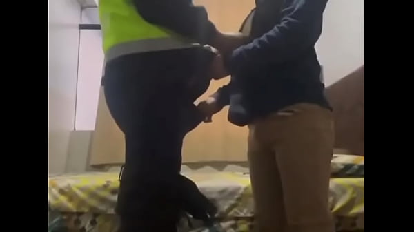 Jovencito es encontrado por un policía haciendo cruising, el joven lo coquetea y lo invita a coger pero el poli mejor pre…