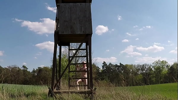 Marco nackt auf dem Hochsitz