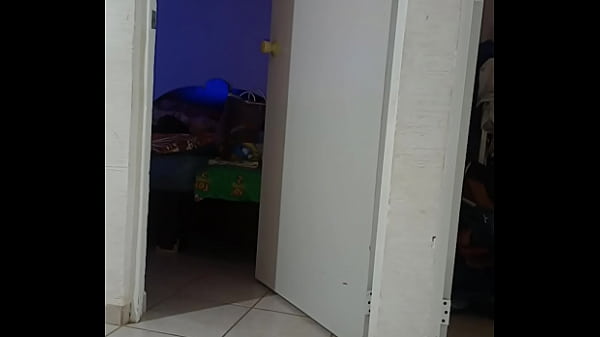 Putita blanca en zapatillas abiertas del ANO