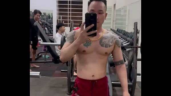 văn chiến khoe body tập gym