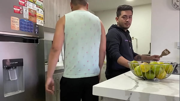 Hermanastros follan a pelo y se preñan en la cocina de su casa dejando su gran culo abierto y lleno de leche caliente