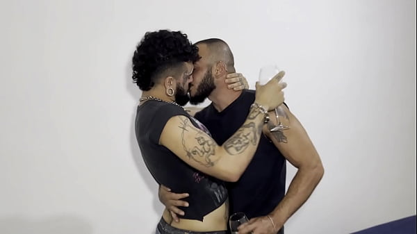 Surubão: 3 ativos pra um passivinho guloso – Assista completo (RED)