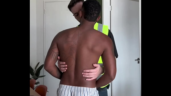 CHAMEI UM EGENHEIRO PRA VIR ORÇAR UMA OBRA, CHEGOU UM CARA GOSTOSO E MALUDO. PROPUS UMA PUTARIA E ELE ACEITOU. ALEM DE GOSTOSO ERA PAUZUDO E CHEIO DE LEITE. – FREE