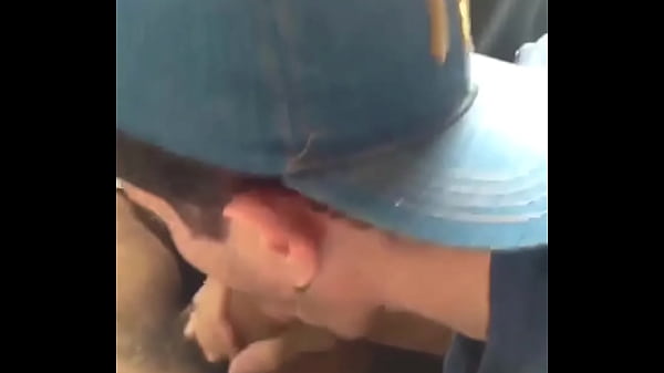 Chupando o pau do meu amigo dentro do carro no meio da praça