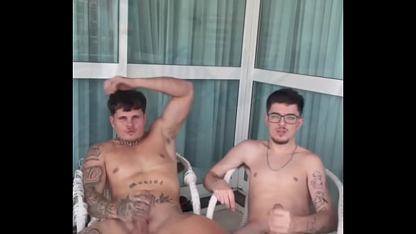 CONVENCI O COLEGA HETERO DA ACADEMIA A FAZER UMA BROTHERAGEM COMIGO.ME DEU LEITE NA BOCA.