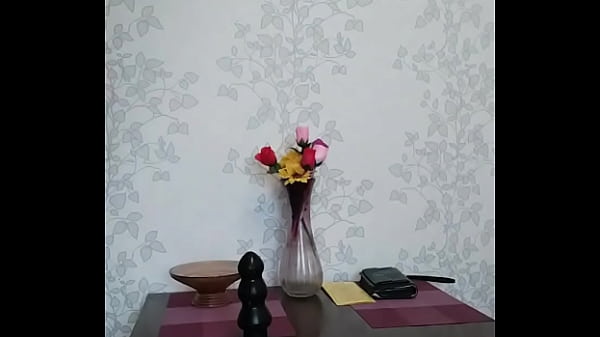 Трахаю себя на столе и кончаю