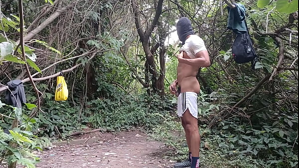 Macho casado vai mascarado nas trilhas saciar sua vontade de comer cu, e dessa vez foi o meu sua mulher nem desconfia
