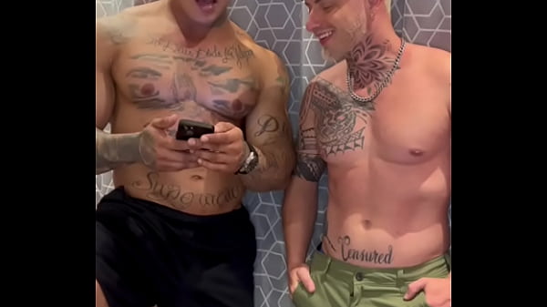 Malhadão fudeu o branquinho de calcinha. Encheu o bumbum de tapa!