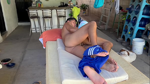 Mexicanos calientes juegan con el culo de pasivo antes de romperle el ano y llenarle el hoyo de semen