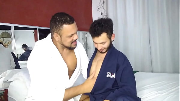 Novinho esperou sua sair e veio para o quarto do padast querendo rola.