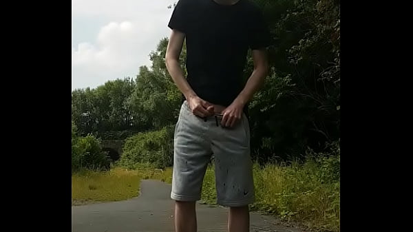 Rouven Hirschberg pisst sich auf öffentlichem Gehweg voll