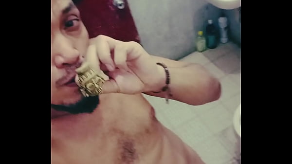 Una meadita en el piso del baño