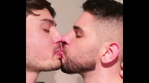 AMIGO DE VERDADE, CHUPA O CUZINHO DO AMIGO E DEPOIS METE COM FORÇA.