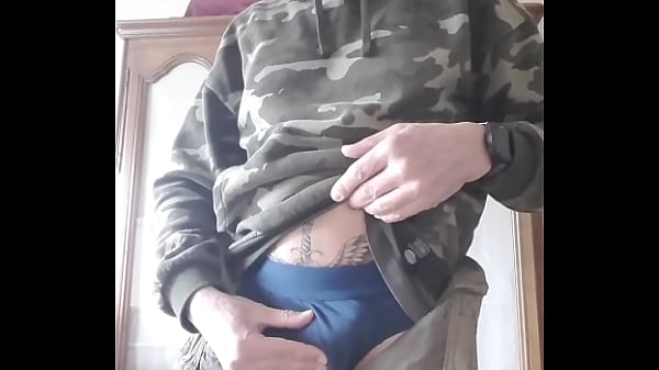 branlette de ma grosse bite, je lèche mon jus.